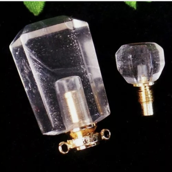 New Crystal Quartz Essential Oils Pendant. - Picture 3 of 3